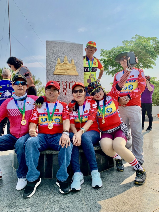 ‘Trời sinh một cặp’ U.70, U.80 với hành trình đạp xe thể thao có một không hai- Ảnh 8. ‘Trời sinh một cặp’ U.70, U.80 với hành trình đạp xe thể thao có một không hai- Ảnh 8.