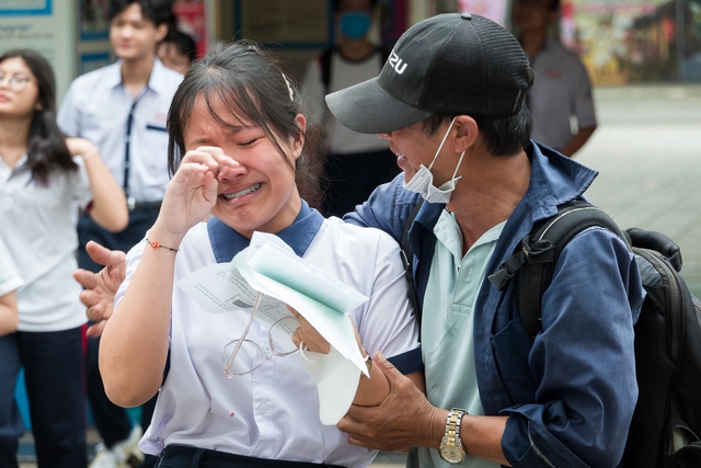 Thi lớp 10 môn toán, thí sinh TP.HCM bật khóc nức nở vì lý do bất ngờ- Ảnh 1. Thi lớp 10 môn toán, thí sinh TP.HCM bật khóc nức nở vì lý do bất ngờ - Ảnh 1.