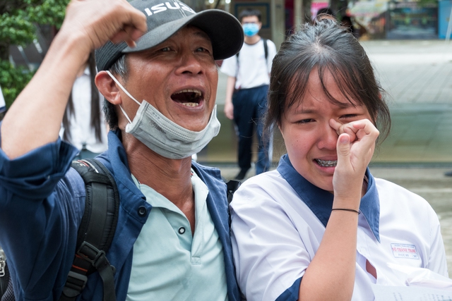 Thi lớp 10 môn toán, thí sinh TP.HCM bật khóc nức nở vì lý do bất ngờ- Ảnh 2. Thi lớp 10 môn toán, thí sinh TP.HCM bật khóc nức nở vì lý do bất ngờ - Ảnh 2.