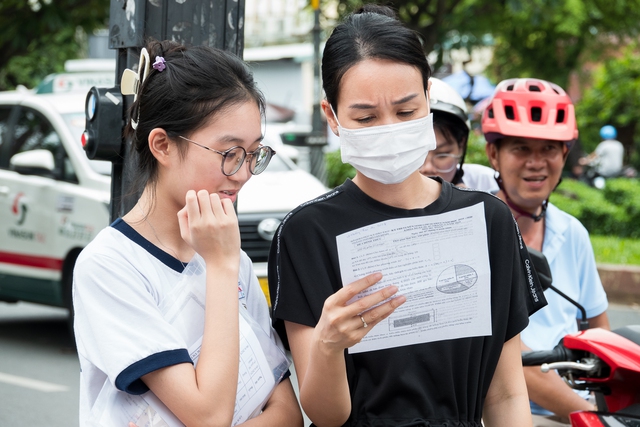 Thi lớp 10 môn toán, thí sinh TP.HCM bật khóc nức nở vì lý do bất ngờ- Ảnh 4. Thi lớp 10 môn toán, thí sinh TP.HCM bật khóc nức nở vì lý do bất ngờ - Ảnh 4.