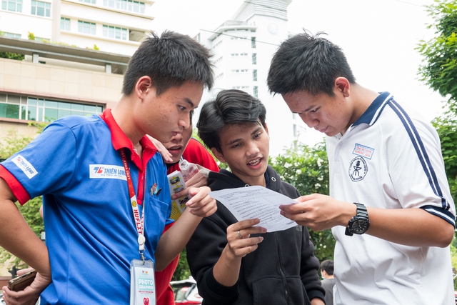 Thi lớp 10 môn toán, thí sinh TP.HCM bật khóc nức nở vì lý do bất ngờ- Ảnh 3. Thi lớp 10 môn toán, thí sinh TP.HCM bật khóc nức nở vì lý do bất ngờ - Ảnh 3.