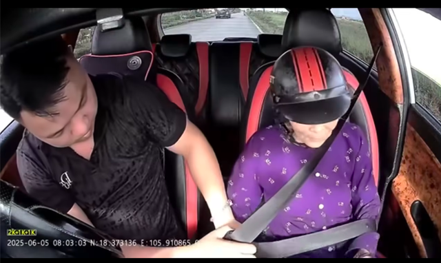 Bà cụ 80 tuổi đi bộ giữa trời nắng, tài xế taxi chở về hơn 10 km không lấy tiền Bà cụ 80 tuổi đi bộ giữa trời nắng, tài xế taxi chở về hơn 10 km không lấy tiền