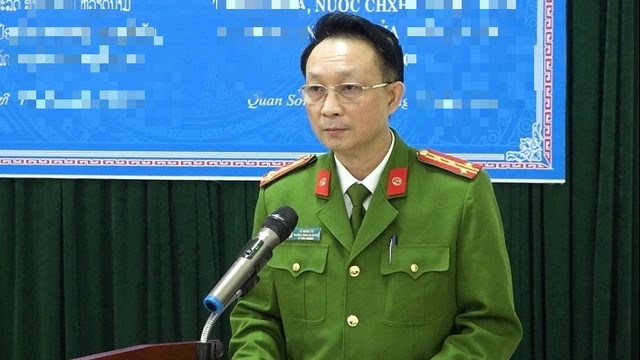 Khởi tố đại tá công an nhận bộ bàn ghế 150 triệu của người khai thác cát trái phép Khởi tố đại tá công an nhận bộ bàn ghế 150 triệu của người khai thác cát trái phép