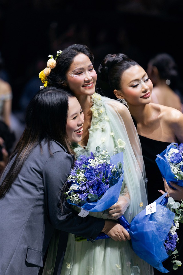 Lan Khuê, H'Hen Niê cùng dàn chân dài đình đám đổ bộ sàn diễn thời trang- Ảnh 8.