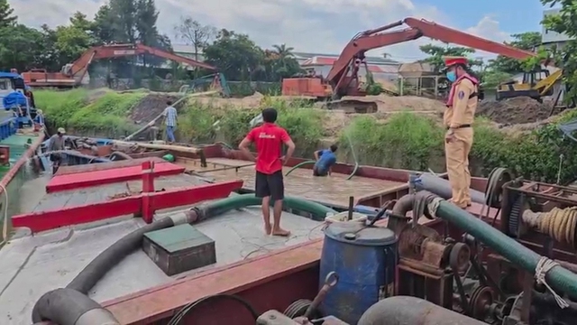 Vĩnh Long: Liên tục phát hiện sà lan chở cát lậu trên sông Vĩnh Long: Liên tục phát hiện sà lan chở cát lậu trên sông