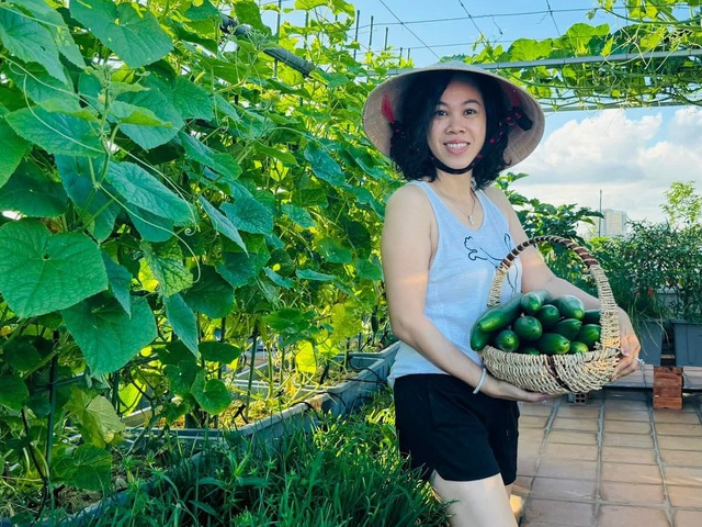 Gia đình doanh nhân Cần Thơ: 5 năm ăn rau sạch trên sân thượng - Ảnh 1.