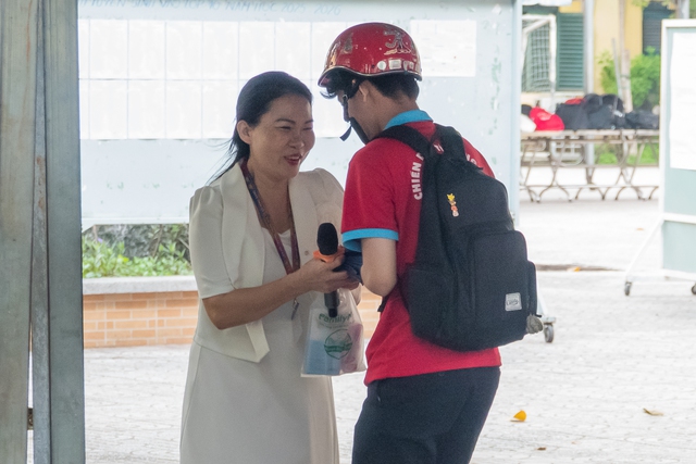 Thi lớp 10 môn toán, thí sinh quên mang... compa, thước kẻ - Ảnh 3.