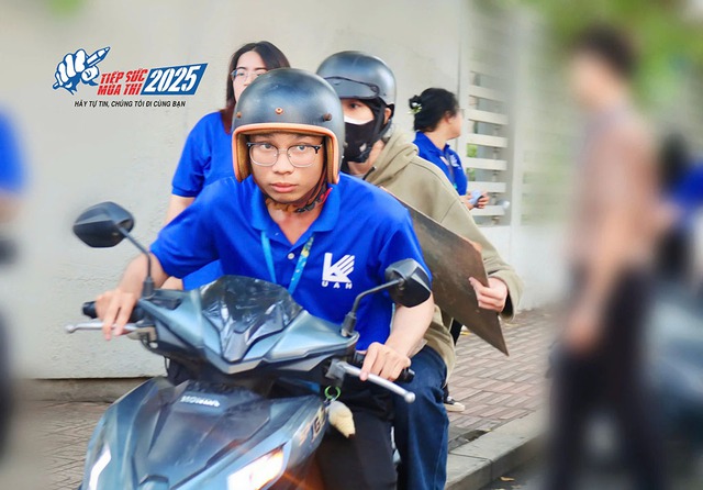Dậy từ 2 giờ sáng để đồng hành cùng thí sinh thi năng khiếu - Ảnh 2.