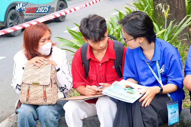 Dậy từ 2 giờ sáng để đồng hành cùng thí sinh thi năng khiếu