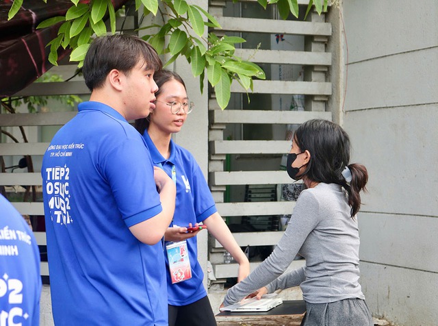 Dậy từ 2 giờ sáng để đồng hành cùng thí sinh thi năng khiếu - Ảnh 4.