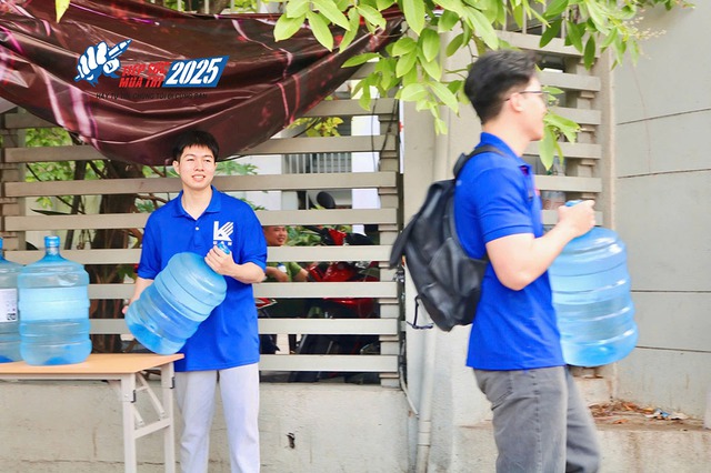 Dậy từ 2 giờ sáng để đồng hành cùng thí sinh thi năng khiếu - Ảnh 5.