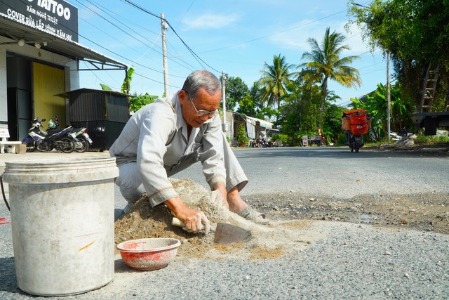 Ông Hai Số vá đường  - Ảnh 1.