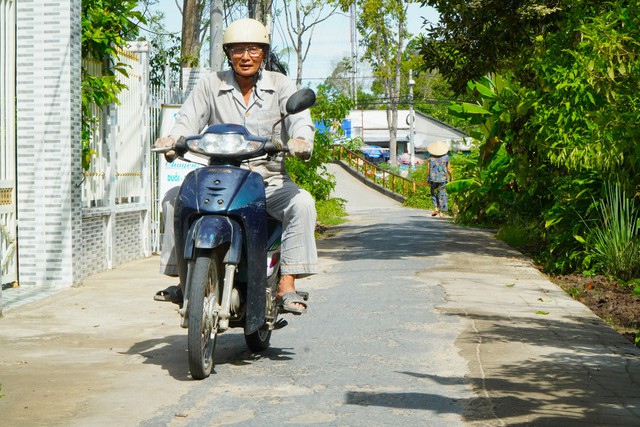 Ông Hai Số vá đường  - Ảnh 2.