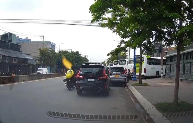 Bài học khi mở cửa ô tô Bài học khi mở cửa ô tô