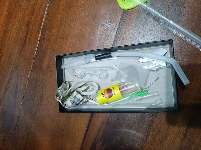 Tạm giữ chủ nhà nghỉ và 5 khách tàng trữ trái phép chất ma túy- Ảnh 3. Tạm giữ chủ nhà nghỉ và 5 khách tàng trữ trái phép chất ma túy- Ảnh 3.