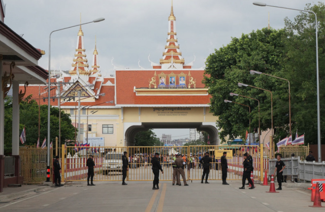 Cửa khẩu biên giới Thái Lan - Campuchia hỗn loạn và cảnh báo từ ông Hun Sen - Ảnh 1.