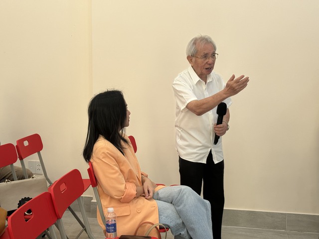 Giải đáp chuyện nuôi con bằng sữa mẹ qua sách của bác sĩ 35 năm kinh nghiệm - Ảnh 4.