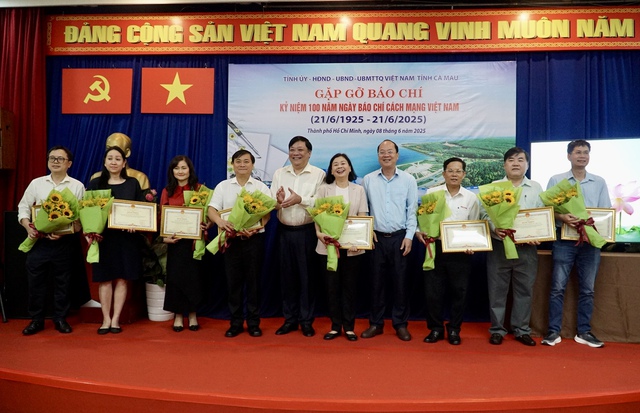 Chủ tịch UBND tỉnh Cà Mau tặng bằng khen cho Báo Thanh Niên- Ảnh 1. Chủ tịch UBND tỉnh Cà Mau tặng bằng khen cho Báo Thanh Niên- Ảnh 1.