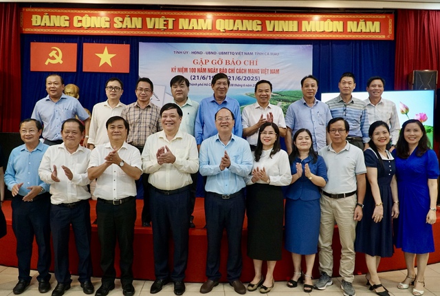 Chủ tịch UBND tỉnh Cà Mau tặng bằng khen cho Báo Thanh Niên- Ảnh 2. Chủ tịch UBND tỉnh Cà Mau tặng bằng khen cho Báo Thanh Niên- Ảnh 2.