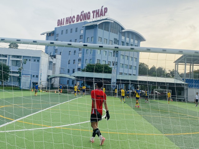 Trường ĐH Đồng Tháp làm sân bóng 11 người, mặt sân trị giá tiền tỉ- Ảnh 2. Trường ĐH Đồng Tháp làm sân bóng 11 người, mặt sân trị giá tiền tỉ- Ảnh 2.