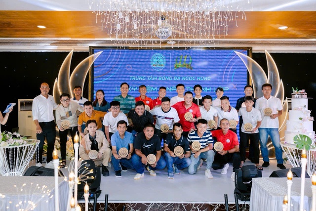 Hơn 1 thập kỷ, cựu cầu thủ Lưu Ngọc Hùng chắp cánh ước mơ cho nhiều tài năng trẻ - Ảnh 3. Hơn 1 thập kỷ, cựu cầu thủ Lưu Ngọc Hùng chắp cánh ước mơ cho nhiều tài năng trẻ - Ảnh 3.