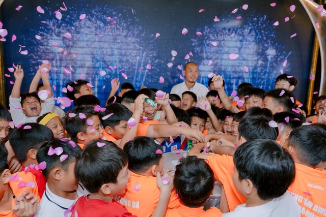 Hơn 1 thập kỷ, cựu cầu thủ Lưu Ngọc Hùng chắp cánh ước mơ cho nhiều tài năng trẻ Hơn 1 thập kỷ, cựu cầu thủ Lưu Ngọc Hùng chắp cánh ước mơ cho nhiều tài năng trẻ