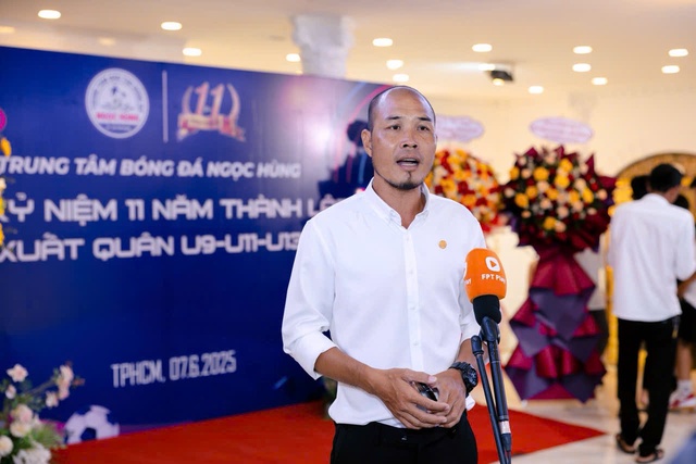 Hơn 1 thập kỷ, cựu cầu thủ Lưu Ngọc Hùng chắp cánh ước mơ cho nhiều tài năng trẻ - Ảnh 2. Hơn 1 thập kỷ, cựu cầu thủ Lưu Ngọc Hùng chắp cánh ước mơ cho nhiều tài năng trẻ - Ảnh 2.