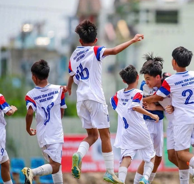 Hơn 1 thập kỷ, cựu cầu thủ Lưu Ngọc Hùng chắp cánh ước mơ cho nhiều tài năng trẻ - Ảnh 4. Hơn 1 thập kỷ, cựu cầu thủ Lưu Ngọc Hùng chắp cánh ước mơ cho nhiều tài năng trẻ - Ảnh 4.