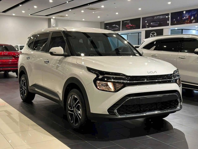 KIA Carens giảm giá đến 35 triệu đồng, quyết đấu Mitsubishi Xpander