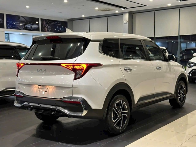 KIA Carens giảm giá dưới 600 triệu đồng, quyết đấu Mitsubishi Xpander - Ảnh 2.
