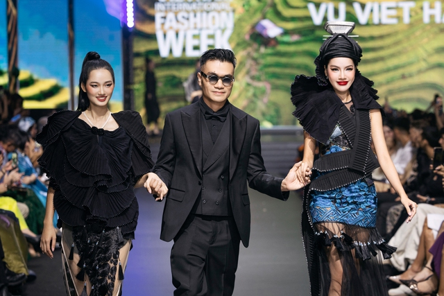 Nhà thiết kế Vũ Việt Hà mang phiên chợ Bắc Hà lên sàn diễn thời trang- Ảnh 12.