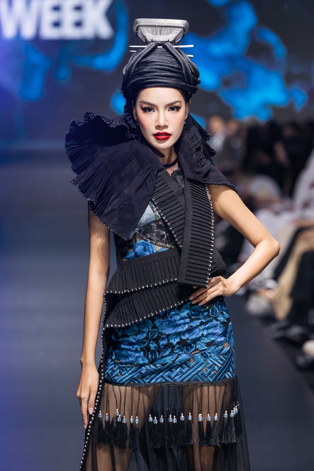 Nhà thiết kế Vũ Việt Hà mang phiên chợ Bắc Hà lên sàn diễn thời trang- Ảnh 11.