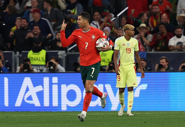 Ronaldo vượt Yamal cùng Bồ Đào Nha vô địch UEFA Nations League - Ảnh 2. Ronaldo vượt Yamal cùng Bồ Đào Nha vô địch UEFA Nations League - Ảnh 2.