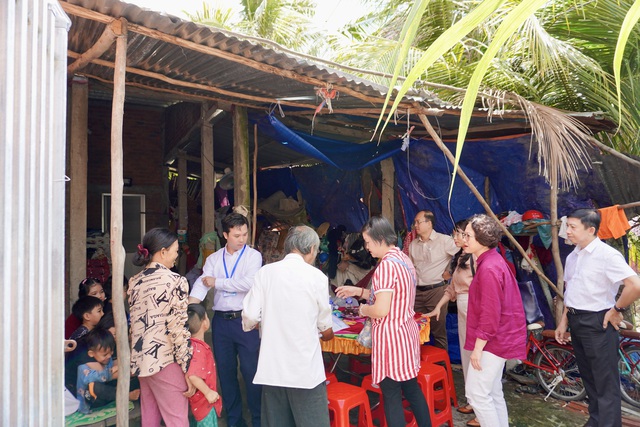 Bệnh viện Mắt TP.HCM tặng xe máy cho ông lão bán vé số 'nuôi 10 miệng ăn'- Ảnh 12. Bệnh viện Mắt TP.HCM tặng xe máy cho ông lão bán vé số 'nuôi 10 miệng ăn'- Ảnh 12.