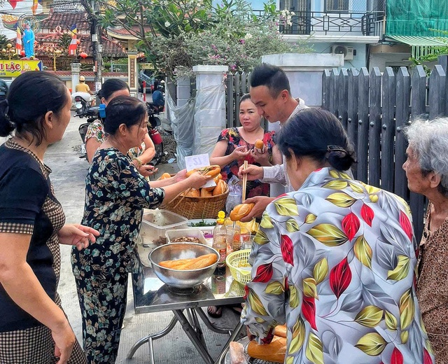 MC Việt Phong bất ngờ bán bánh mì thịt khìa Cà Mau tại TP . HCM - Ảnh 2. MC Việt Phong bất ngờ bán bánh mì thịt khìa Cà Mau tại TP . HCM - Ảnh 2.