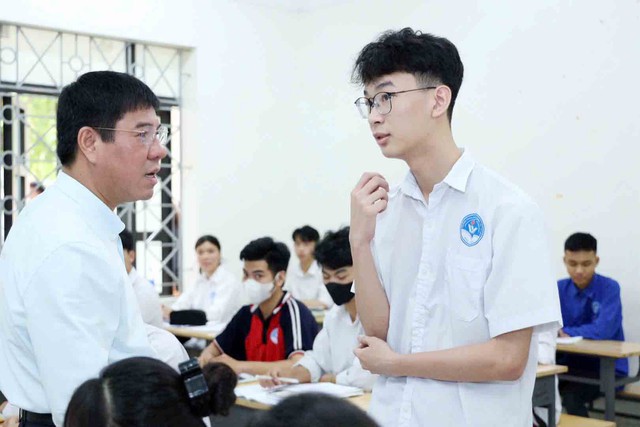 

Ông Huỳnh Văn Chương, Cục trưởng Cục Quản lý chất lượng, trò chuyện với học sinh lớp 12 tỉnh Bắc Giang  