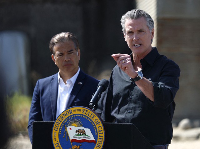 Thống đốc California kiện Tổng thống Trump, thách Washington bắt mình - Ảnh 1.