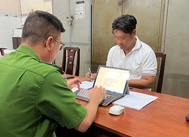 Công an lấy lời khai kẻ đập phá, tấn công tài xế ô tô ở Q.5- Ảnh 1. Công an lấy lời khai kẻ đập phá, tấn công tài xế ô tô ở Q.5- Ảnh 1.