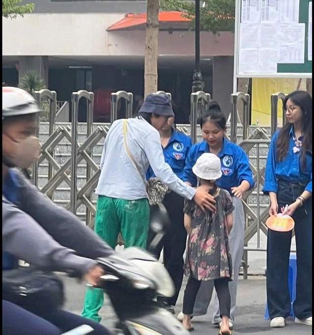 Nam sinh mang theo em đi thi lớp 10 gây ‘bão mạng’ Nam sinh mang theo em đi thi lớp 10 gây ‘bão mạng’