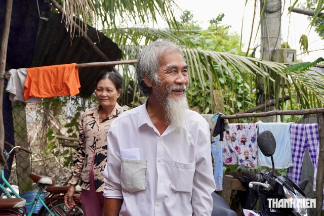 Bệnh viện Mắt TP.HCM tặng xe m&aacute;y cho &ocirc;ng l&atilde;o b&aacute;n v&eacute; số 'nu&ocirc;i 10 miệng ăn'- Ảnh 3.