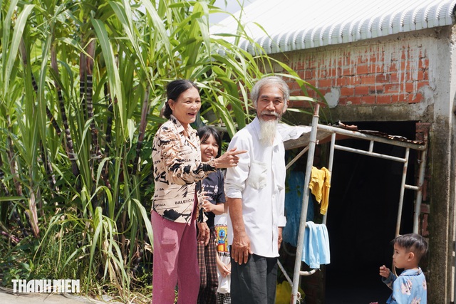 Bệnh viện Mắt TP.HCM tặng xe m&aacute;y cho &ocirc;ng l&atilde;o b&aacute;n v&eacute; số 'nu&ocirc;i 10 miệng ăn'- Ảnh 2.