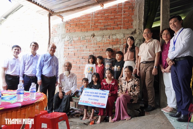 Bệnh viện Mắt TP.HCM tặng xe m&aacute;y cho &ocirc;ng l&atilde;o b&aacute;n v&eacute; số 'nu&ocirc;i 10 miệng ăn'- Ảnh 6.