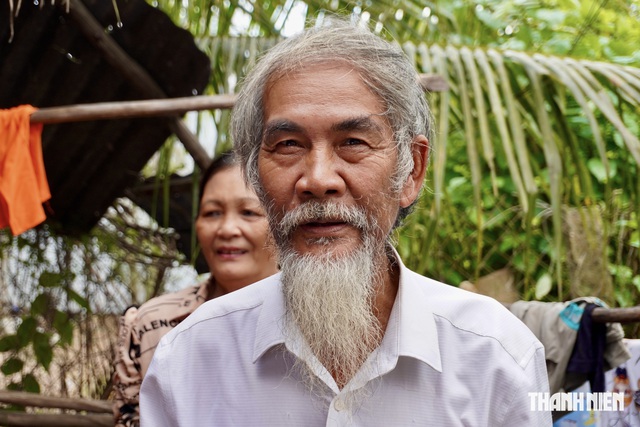 Bệnh viện Mắt TP.HCM tặng xe m&aacute;y cho &ocirc;ng l&atilde;o b&aacute;n v&eacute; số 'nu&ocirc;i 10 miệng ăn'- Ảnh 10.