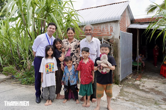 Bệnh viện Mắt TP.HCM tặng xe m&aacute;y cho &ocirc;ng l&atilde;o b&aacute;n v&eacute; số 'nu&ocirc;i 10 miệng ăn'- Ảnh 7.