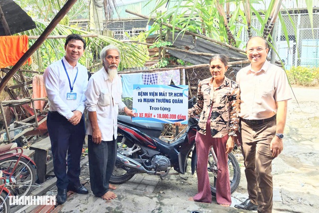 Bệnh viện Mắt TP.HCM tặng xe m&aacute;y cho &ocirc;ng l&atilde;o b&aacute;n v&eacute; số 'nu&ocirc;i 10 miệng ăn'- Ảnh 11.