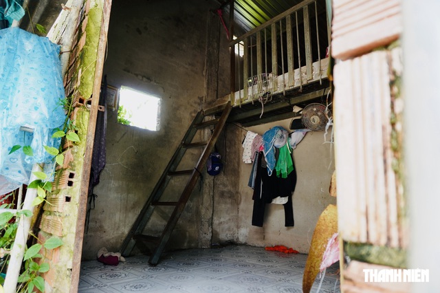 Bệnh viện Mắt TP.HCM tặng xe m&aacute;y cho &ocirc;ng l&atilde;o b&aacute;n v&eacute; số 'nu&ocirc;i 10 miệng ăn'- Ảnh 1.