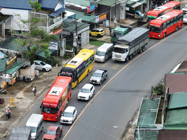 Trong mùa cao điểm du lịch hè, vì sao đèo Bảo Lộc liên tục ùn tắc? - Ảnh 2. Trong mùa cao điểm du lịch hè, vì sao đèo Bảo Lộc liên tục ùn tắc? - Ảnh 2.