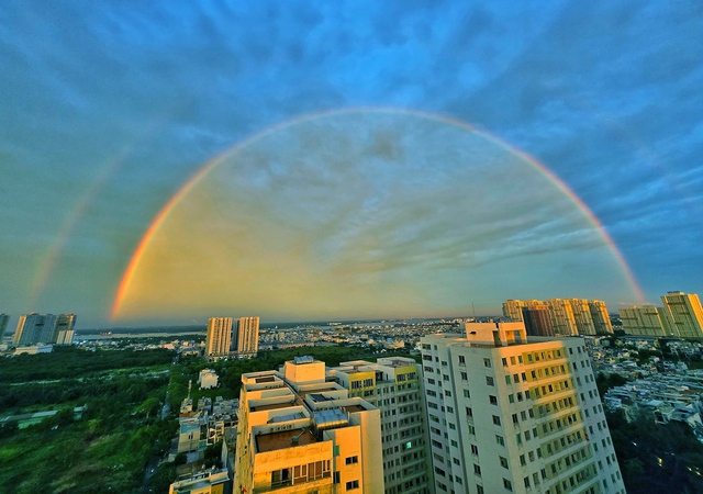 Nhiều người thích thú khi thấy cầu vồng ở TP.HCM: Không mưa, liệu có hiện tượng này? - Ảnh 2.