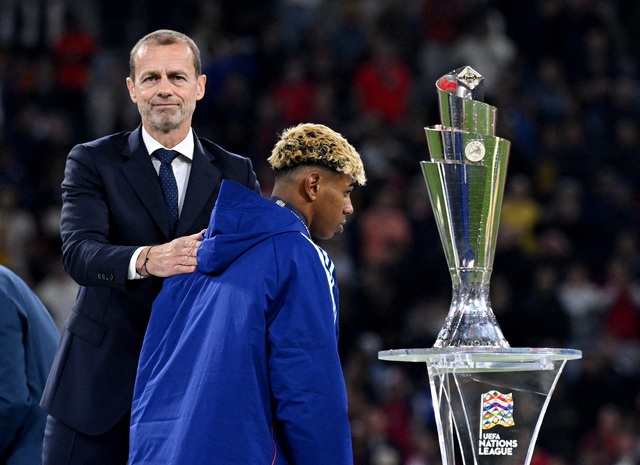 Yamal gây tranh cãi khi bỏ đi đúng lúc Ronaldo nâng cúp vô địch UEFA Nations League- Ảnh 2. Yamal gây tranh cãi khi bỏ đi đúng lúc Ronaldo nâng cúp vô địch UEFA Nations League- Ảnh 2.