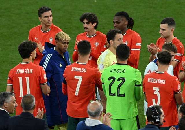 Yamal gây tranh cãi khi bỏ đi đúng lúc Ronaldo nâng cúp vô địch UEFA Nations League Yamal gây tranh cãi khi bỏ đi đúng lúc Ronaldo nâng cúp vô địch UEFA Nations League